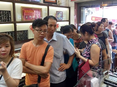 Nhân viên cửa hàng vàng thông báo chưa "xoay" kịp tiền mặt nên ưu tiên khách mua giao dịch trước. Ảnh: Thanh Lan