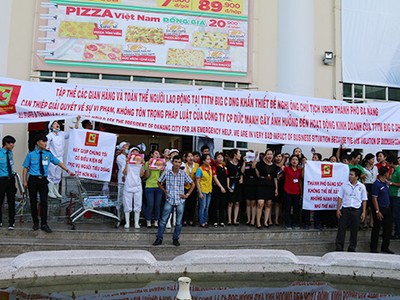 Nhân viên Big C căng băng-rôn cầu cứu Chủ tịch Đà Nẵng vì bị bịt lối đi