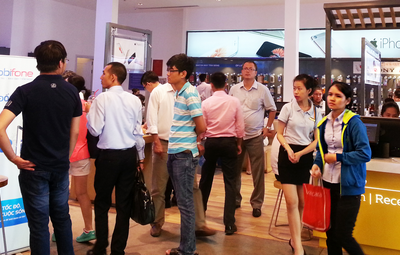 Các chi nhánh hỗ trợ đổi sim 4G luôn đông người