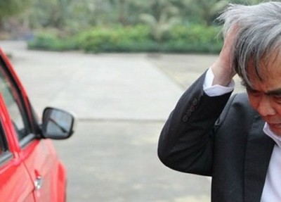 Ông Bùi Ngọc Huyên bên chiếc xe cả đời “đau đáu”.