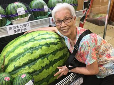 Quả dưa có trọng lượng khoảng 40kg. Nhiều khách hàng thích thú với quả dưa khổng lồ