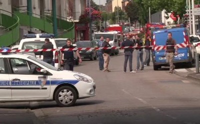 ảnh sát phong tỏa xung quanh nhà thờ ở thị trấn Saint-Etienne-du-Rouvray, miền nam nước Pháp.