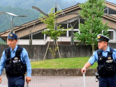 Cảnh sát Nhật canh gác bên ngoài hiện trường. Ảnh: Reuters