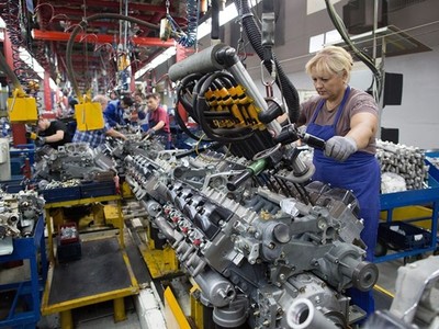 Nữ công nhân Nga làm việc trên dây chuyền sản xuất tại nhà máy OAO KamAZ. (Nguồn: wsj.com)
