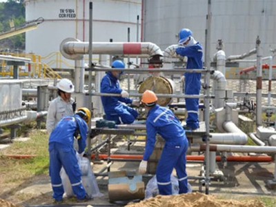 Bảo dưỡng dây chuyền sản xuất tại Nhà máy Lọc dầu Dung Quất - (Ảnh: Tử Trực)