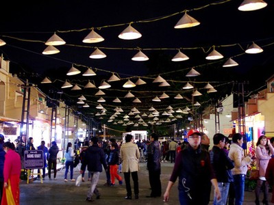 Hà Nội sẽ có nhiều điểm vui chơi được hoạt động sau 24h để phục vụ du khách. Ảnh minh họa: Hương Chi.