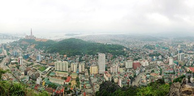 Toàn cảnh thành phố Hạ Long nhìn từ núi Bài Thơ. Ảnh: Minh Phương