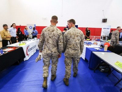 Các quân nhân Mỹ tham dự một hội chợ nghề nghiệp và đào tạo nghề tại Colorado. Ảnh: Reuters