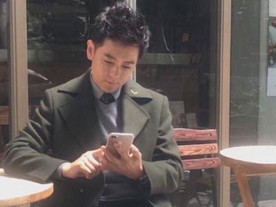 Ảnh Lâm Chí Dĩnh đang dùng một mẫu iPhone lạ lan truyền trên các trang mạng xã hội Trung Quốc.