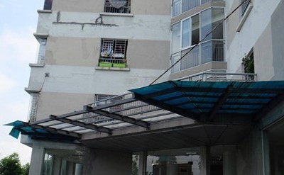 Tại Khu đô thị Đặng Xá, mái hiên tốc mái sau cơn bão số 1.