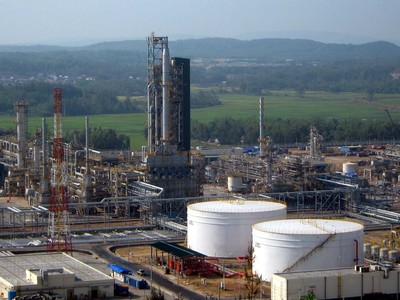 Nhà máy Lọc dầu Dung Quất. 