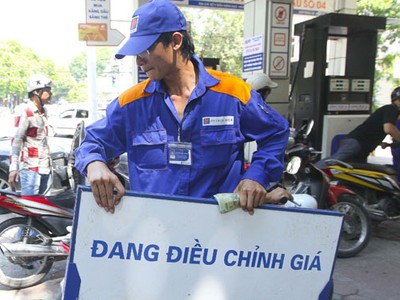 Đường đi của xăng dầu còn tù mù, người dân còn bị “móc túi”. (Ảnh minh họa)