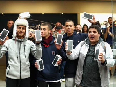 iPhone 7 và 7 Plus được bán ra từ 16/9 nhưng tới giờ vẫn chỉ có một ít phiên bản Jet Black xuất hiện.