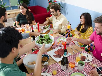 VizEat không chỉ cung cấp sự trải nghiệm về ẩm thực, mà còn cả trải nghiệp văn hóa, sự giao tiếp xã hội giữa người chủ nhà và khsach du lịch - Ảnh: VizEat