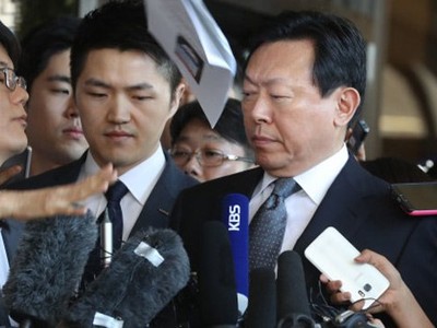 Chủ tịch Lotte cúi đầu xin lỗi công chúng