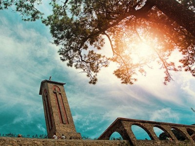 Nhà thờ đá Tam Đảo là điểm đến hấp dẫn. Ảnh: aprotravel