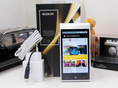 Smartphone 2 màn hình giá hơn 4 triệu đồng sắp ra mắt tại Việt Nam