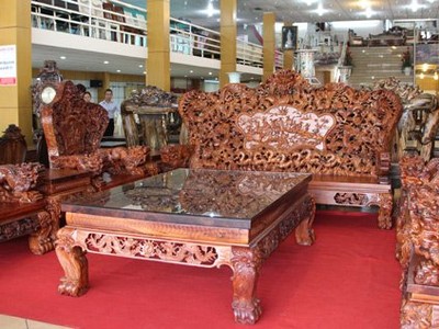 Bộ bàn ghế nặng gần 2 tấn bằng gỗ quý