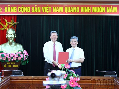 Đồng chí Đinh Thế Huynh trao Quyết định cho đồng chí Nguyễn Văn Thông. Ảnh Noichinh.vn