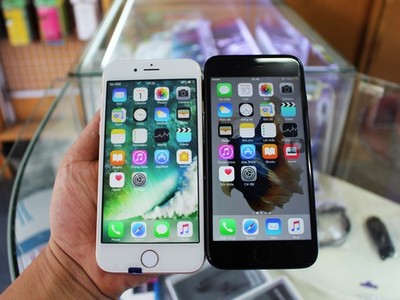 Rất khó phân biệt iPhone 7 hàng nhái (bên trái) và hàng thật.