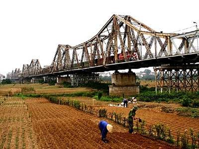 Hiệp hội Vận tải Hà Nội vừa đề nghị chính quyền thành phố Hà Nội xem xét làm bãi đỗ xe ở bãi giữa sông Hồng dưới cầu Long biên để giảm ùn tắc giao thông