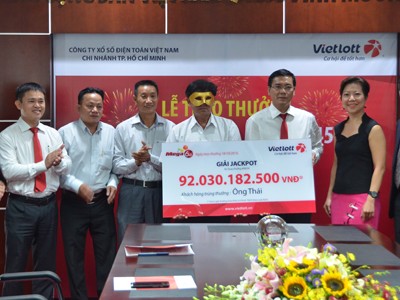 Buổi lễ trao giải có sự tham gia của đại diện Bộ Công an, Bộ Tài chính, Deloitte Việt Nam, Vietlott, Tập đoàn Berjaya, Công ty Berjaya Gia Thịnh, đại lý phát phát hành vé trúng thưởng, người trúng thưởng cùng gia đình. Ảnh: Vietlott
