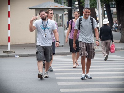 Một trong những điều khiến du khách e ngại nhất khi sang Việt Nam là việc sang đường. Ảnh: Camelsandchocolate.