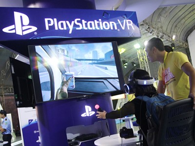 Trải nghiệm thực tế ảo bằng kính PlayStation VR tại Sony Show 2016. Ảnh: Bảo Nam.