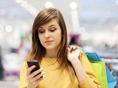 Vừa dạo cửa hàng vừa lướt web là khách hàng mua sắm nhiều