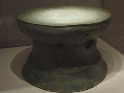 Trống đồng Đông Sơn của Việt Nam được trưng bày ở bảo tàng.