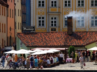 Nhà hàng xúc xích gần 900 tuổi vẫn hút khách ở Đức