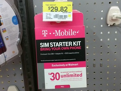 SIM trả trước của T-Mobile bày bán tại siêu thị có thể dùng ngay không cần khai thông tin. Ảnh: Ideasr.