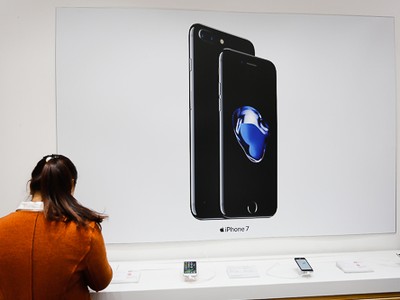 Giá iPhone 7 chính hãng và xách tay chênh 3 triệu đồng