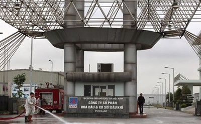 ông nhân công ty rửa đường vào Nhà máy Xơ sợi Đình Vũ. Ảnh: Như Ý