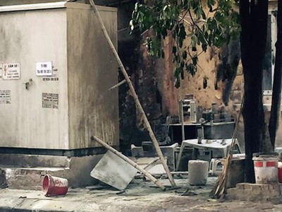 Bốt điện phát nổ, bốc cháy, lửa bắn sang quán trà đá bên cạnh. Ảnh: Tùng Anh