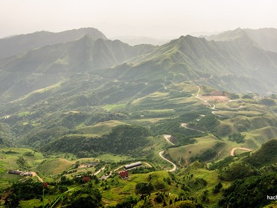 Khung cảnh kỳ vĩ, hoang sơ của Mẫu Sơn. Ảnh: VnExpress. 