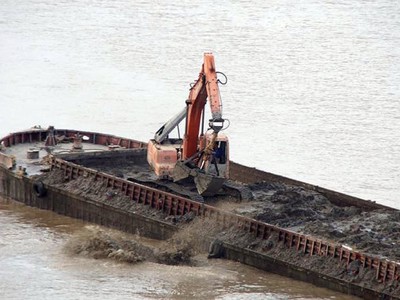 Phó thủ tướng chỉ đạo điều tra việc xả thải xuống sông Hồng