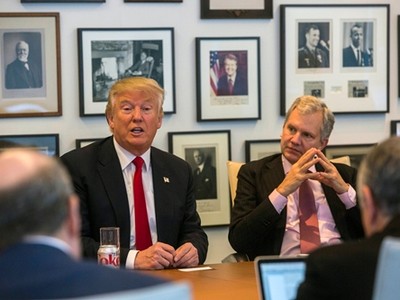 Donald Trump và chủ tờ New York Times Arthur O. Sulzberger Jr. (phải) trong cuộc gặp ngày 22/11. Ảnh: New York Times.