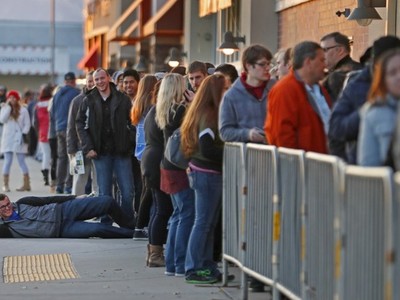 Cảnh người Mỹ hào hứng trong ngày mua sắm Black Friday