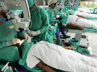 Bác sĩ phẫu thuật cho các bệnh nhân ở Viện Mắt Cuba tại thủ đô Havana. Ảnh: AP