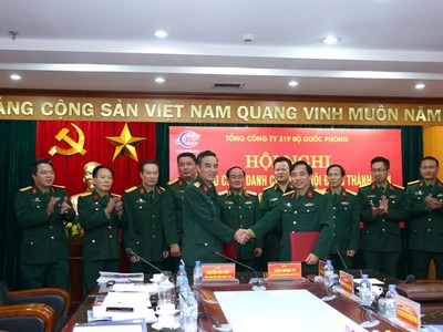 Bàn giao chức danh Tổng giám đốc Tổng công ty 391 giữa Đại tá Trần Đăng Tú với Đại tá Nguyễn Văn Xiển