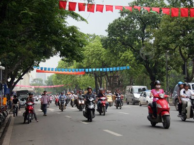 Các phố Hàng Khay - Đinh Tiên Hoàng - Lê Thái Tổ quanh hồ Hoàn Kiếm, cũng là phố đi bộ Hà Nội đang có giá đất dẫn đầu thủ đô. Ảnh: Nguyễn Lê.