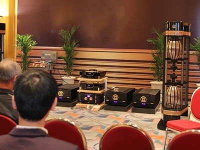 MBL là thương hiệu âm thanh hi-end đến từ Đức với trên 30 năm phát triển. Sản phẩm của hãng tạo khác biệt bằng công nghệ loa đa hướng Radialstrahler. 101 X-treme là cặp loa đầu bảng hiện nay của MBL, gồm bốn loa cột cao trên 1,8 mét.