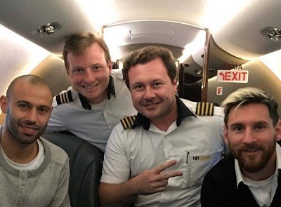 Messi và Mascherano chụp ảnh cùng phi hành đoàn trên chiếc máy bay vài tuần trước khi nó gặp tai nạn. Ảnh: Marca.