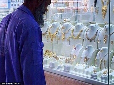 Ảnh người công nhân vệ sinh ở thủ đô Arab Saudi nhìn chăm chú vào trang sức bày trong cửa tiệm bị chế nhạo trên mạng xã hội. Ảnh: Twitter