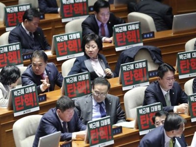 Các nghị sĩ đối lập trong quốc hội Hàn Quốc giương bảng có dòng chữ "Luận tội Tổng thống Park Geun-hye. Ảnh: AP