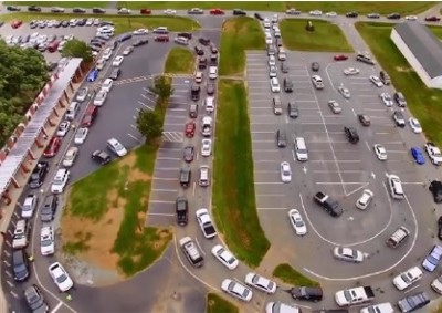 Cách người Mỹ xếp hàng chở con tới trường