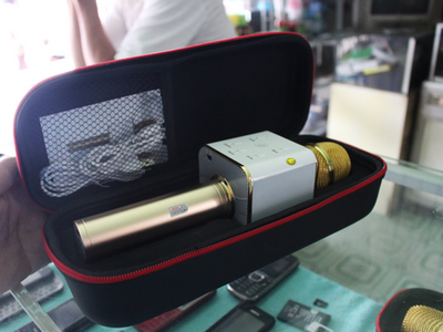 Một mẫu micro hát karaoke di động có giá hơn 300.000 đồng.