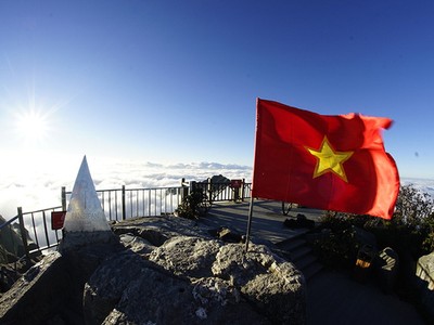 Ngắm đỉnh Phan Si Păng huyền ảo trong mùa đẹp nhất năm