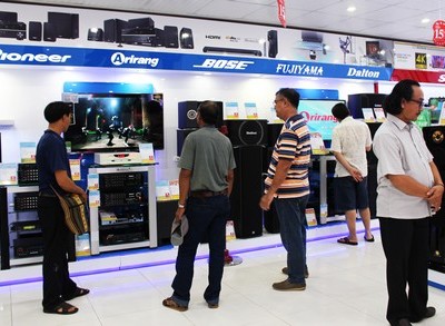 Số lượng người đến xem và mua dàn karaoke, dàn âm thanh gia đình tại các cửa hàng, siêu thị điện máy tại TP HCM tăng dịp cận Tết.